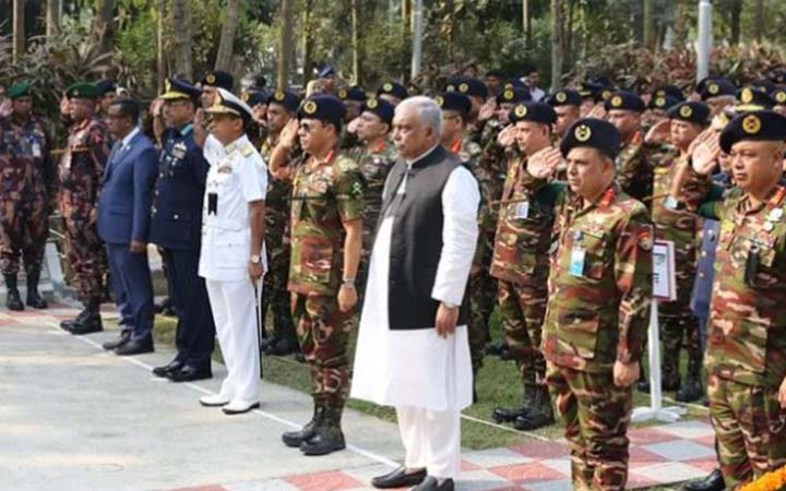বিডিআর বিদ্রোহ : শহীদ সেনা কর্মকর্তাদের কবরে শ্রদ্ধা