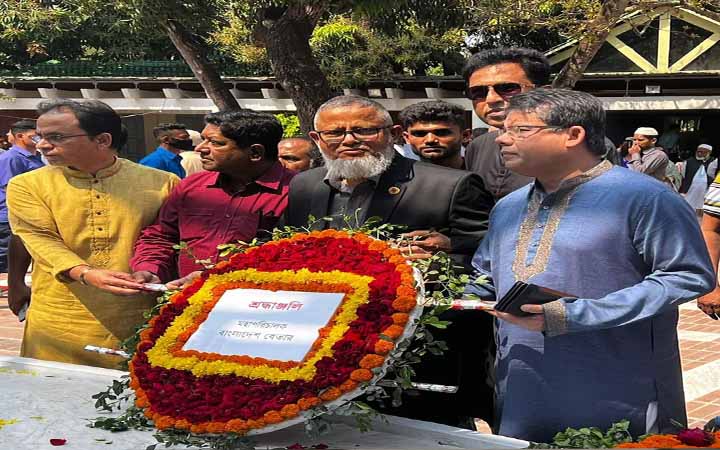 বঙ্গবন্ধুর সমাধিতে বেতারের মহাপরিচালকের শ্রদ্ধা