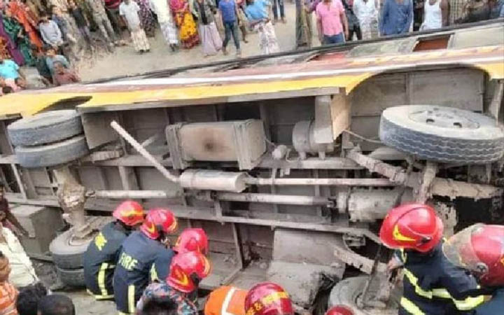 নিয়ন্ত্রণ হারিয়ে বাস খাদে, নিহত ২