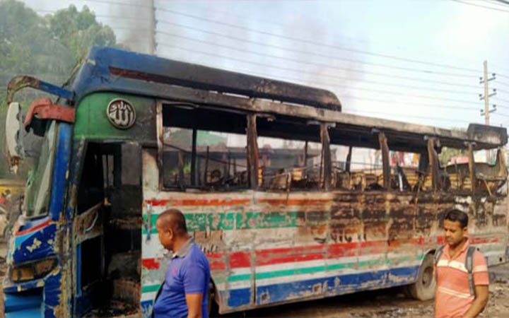 আশুলিয়ায় বাসচাপায় নিহত ১, প্রতিবাদে ২ বাসে আগুন