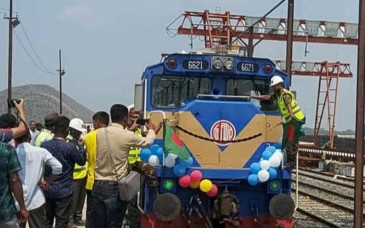 পদ্মা সেতুতে পরীক্ষামূলক ট্রেন চলাচল উদ্বোধন