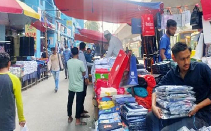 বঙ্গবাজারে চৌকি বসিয়ে ব্যবসা শুরু