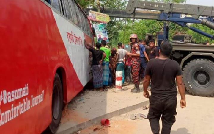 বাস নিয়ন্ত্রণ হারিয়ে ভ্যানের ওপর, নিহত ১