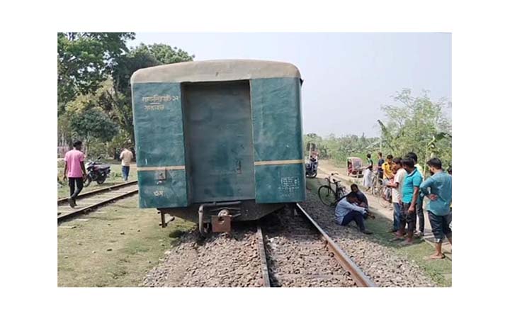 কমিউটার ট্রেনের বগি লাইনচ্যুত : লালমনিরহাটের সাথে রেল যোগাযোগ বন্ধ