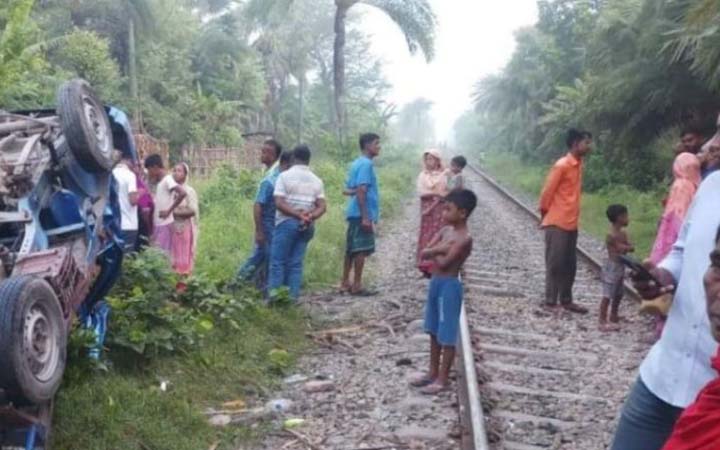 খুলনায় ট্রেন-পিকআপ সংঘর্ষ, নিহত ১