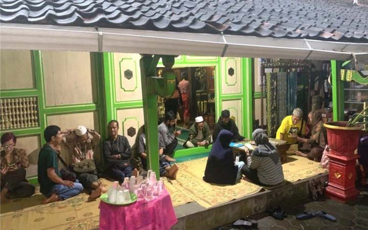 ইন্দোনেশিয়ায় হিজড়া নারীদের যেভাবে সহায়তা করছে ইসলামিক কেন্দ্র
