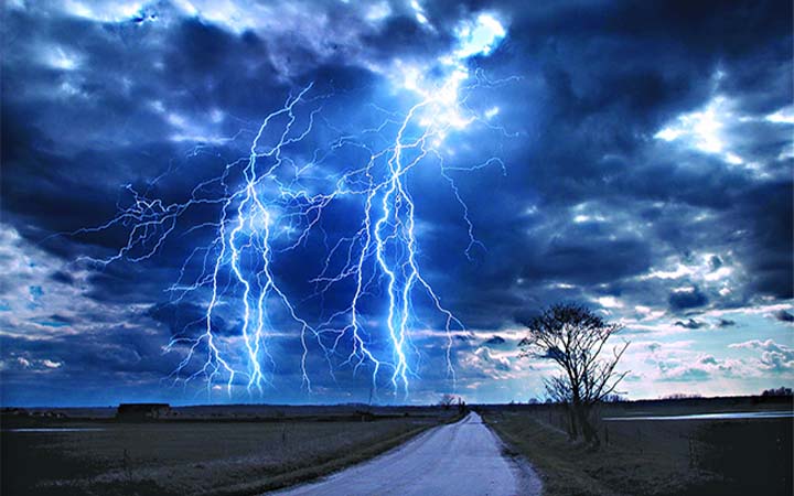 ফুটবল খেলতে গিয়ে বজ্রপাতে প্রাণ গেল শিশুর