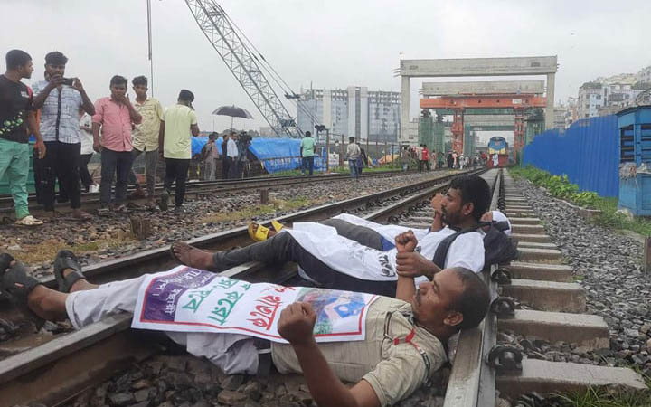 রাজধানীতে রেললাইন অবরোধ করল অস্থায়ী শ্রমিকরা, ট্রেন চলাচল বন্ধ