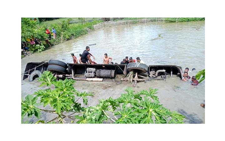 ঝালকাঠিতে বাস পুকুরে, নিহত বেড়ে ১৭