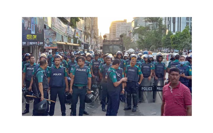 বিএনপির কেন্দ্রীয় অফিসের সামনে নেতাকর্মীদের ভিড়, ফাঁকা করার নির্দেশ পুলিশের