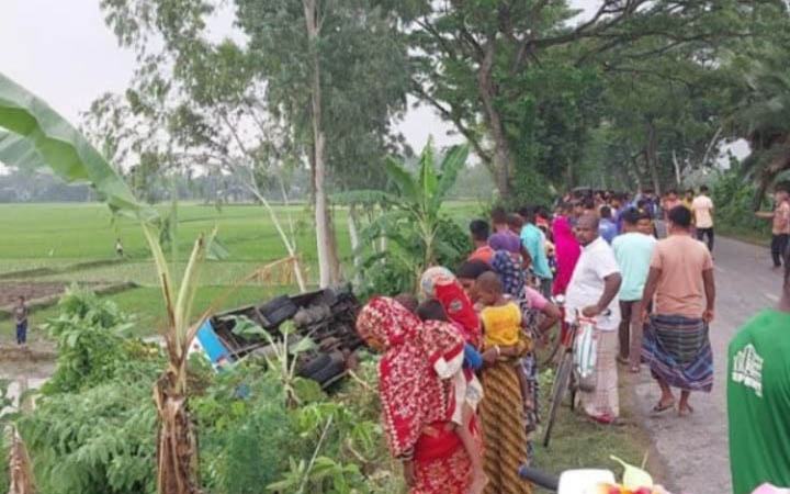 যাত্রীবাহী বাস নিয়ন্ত্রণ হারিয়ে খাদে, হাসপাতালে ৩০