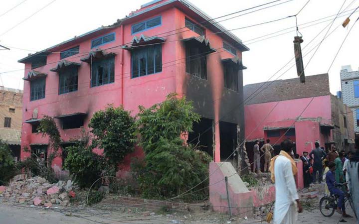 কোরআন অবমাননার অভিযোগ তুলে পাকিস্তানে তুলকালাম, গির্জায় আগুন