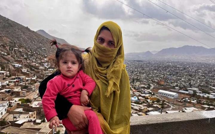 আফগানিস্তানে সন্তানের খিদে ভোলাতে ঘুমপাড়ানি ওষুধ দিচ্ছেন মা