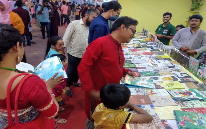 মাতৃভাষা দিবসে প্রাণোচ্ছল বইমেলা