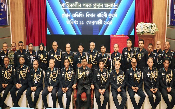 বীরত্ব ও সাহসিকতাপূর্ণ কাজের স্বীকৃতি স্বরূপ বিমান বাহিনীর ৩৮ জনকে পদক প্রদান
