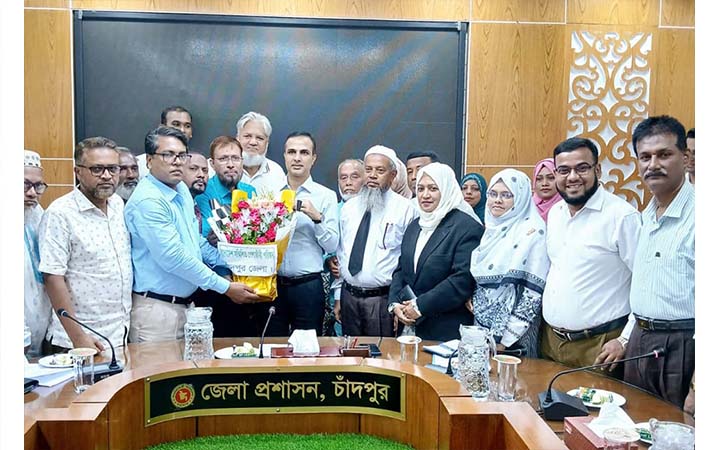 চাঁদপুরে ডিসির সাথে সম্মিলিত পেশাজীবী পরিষদের মতবিনিময়