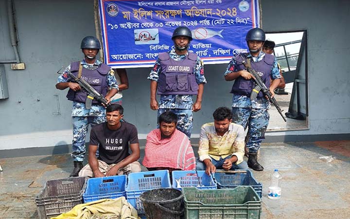 নিষেধাজ্ঞা অমান্য করে মাছ শিকার, ৩ জেলে আটক
