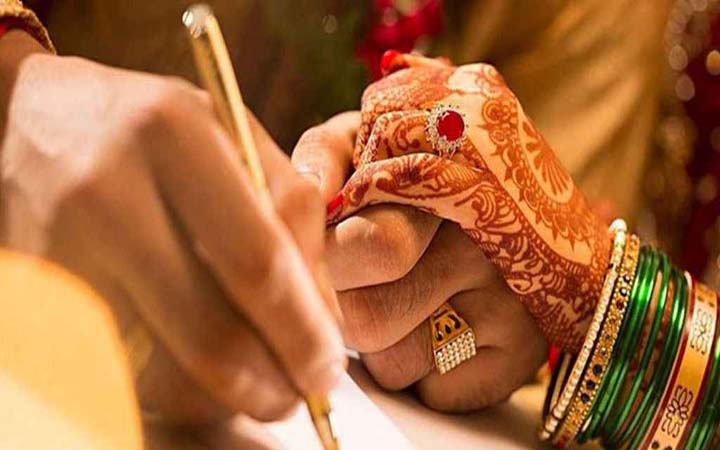 বিয়ের দাবিতে শিক্ষকের বাড়িতে শিক্ষিকার অনশন