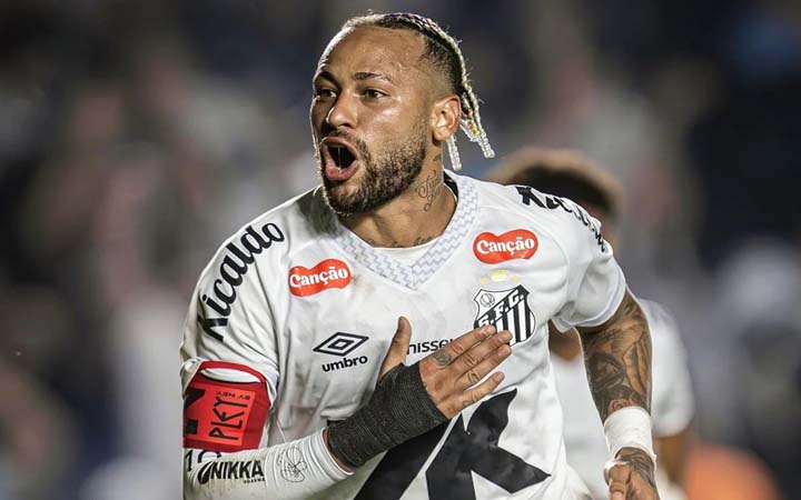 বিশ্বকাপ খেলার লক্ষ্যে সান্তোসের সঙ্গে চুক্তি বাড়ালেন নেইমার