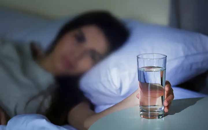 সকালে খালিপেটে পানি পান করার উপকারিতা