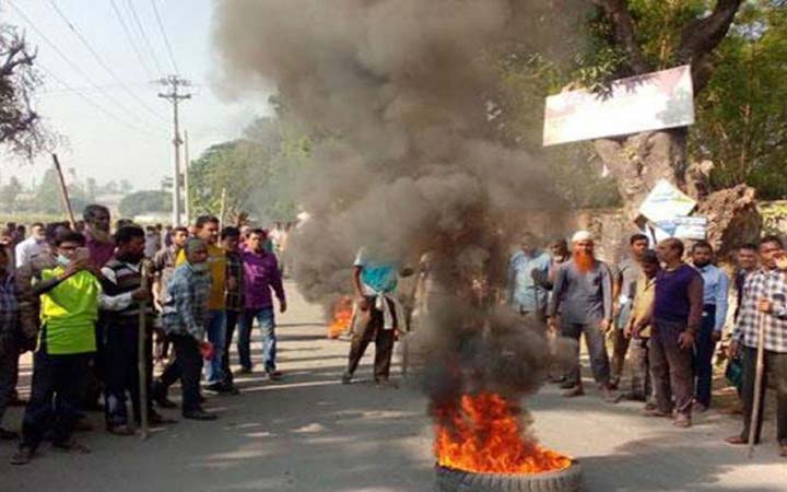 পাবনা চিনিকল বন্ধের প্রতিবাদে শ্রমিকদের বিক্ষোভ
