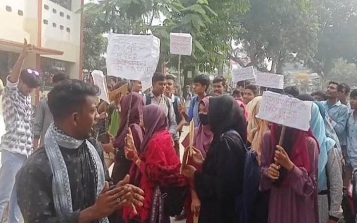 ঠাকুরগাঁওয়ের ডিগ্রি কলেজের অধ্যক্ষের পদত্যাগের দাবিতে বিক্ষোভ