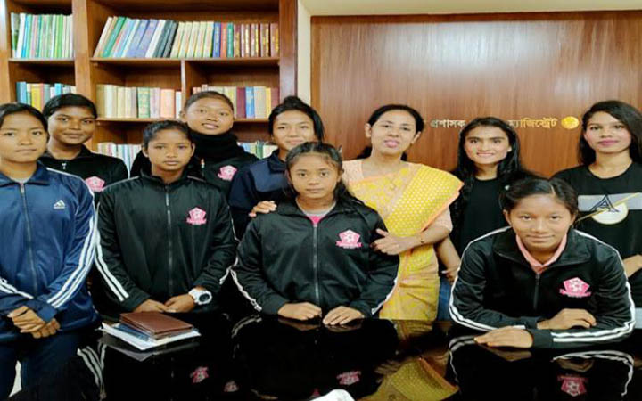 ঠাকুরগাঁওয়ে সাফ চ্যাম্পিয়ান নারী ফুটবলারদের ফুলেল শুভেচ্ছা