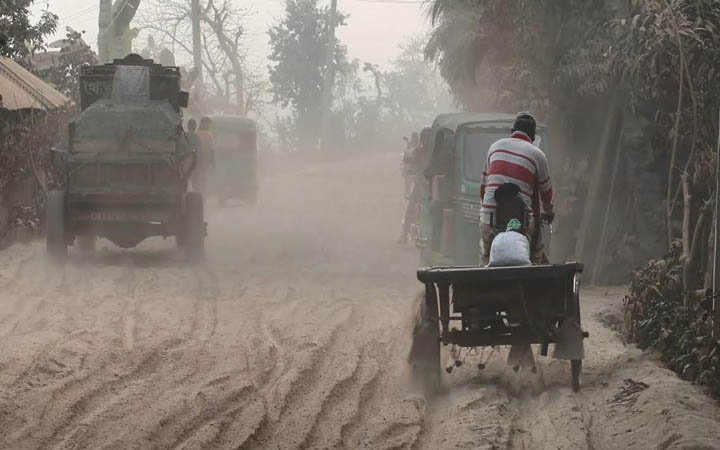 কাজ ফেলে লাপাত্তা ঠিকাদার, ব্যস্ত সড়ক এখন অভিশাপ