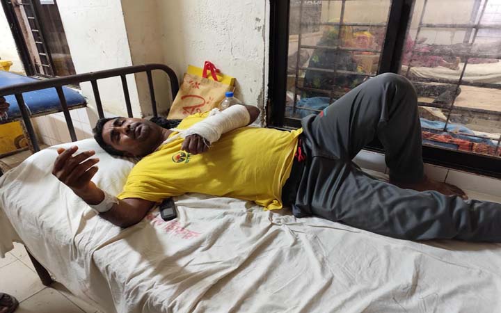 নোয়াখালীতে চাঁদা না দেওয়ায় সাংবাদিকের হাত ভেঙে দিল সন্ত্রাসীরা