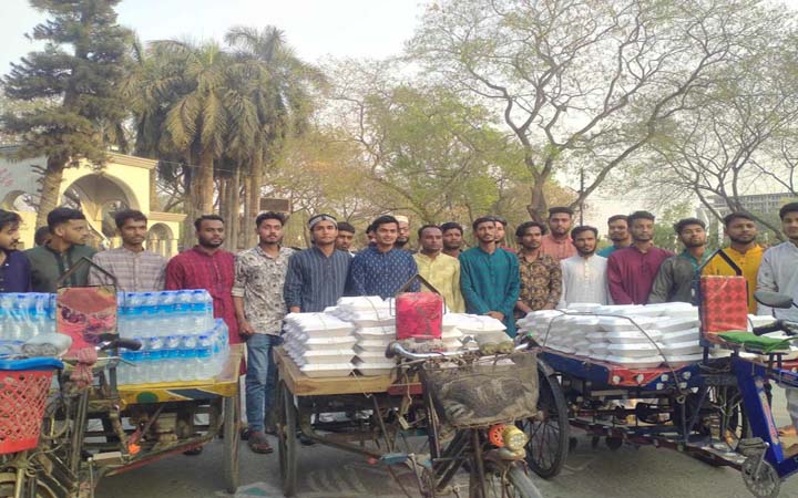 নিম্ন আয়ের মানুষের মাঝে ইবি ছাত্রদল নেতার ইফতার বিতরণ