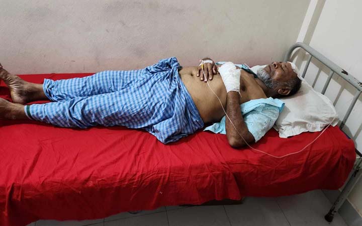 নোয়াখালীতে গৃহকর্তাকে কুপিয়ে সৌদি প্রবাসীর বাড়িতে ডাকাতি