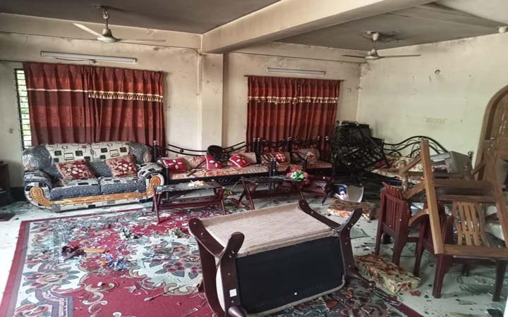 নোয়াখালীতে শহর আওয়ামী লীগের সভাপতি পিন্টুর বাড়িতে ভাঙচুর-অগ্নিসংযোগ