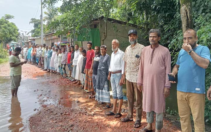 নোয়াখালীতে জলাবদ্ধতা নিরসনে অবৈধ স্থাপনা উচ্ছেদের দাবিতে বিক্ষোভ