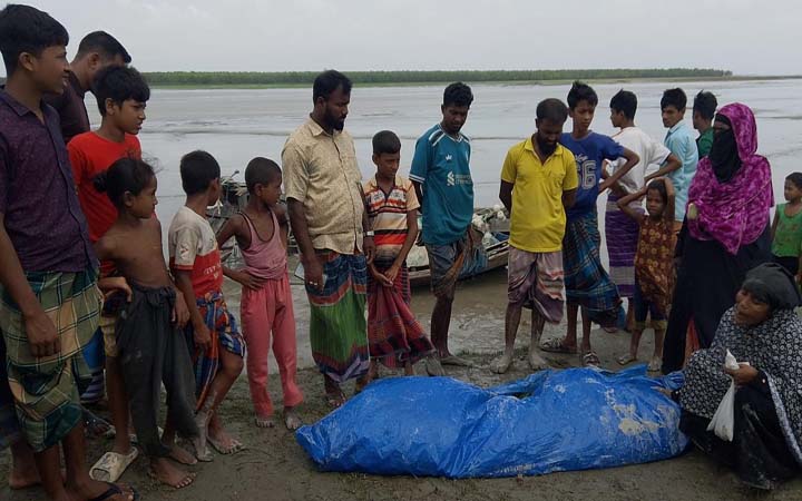 নোঙর করা ট্রলারে বাল্কহেডের ধাক্কা : নিহত ২