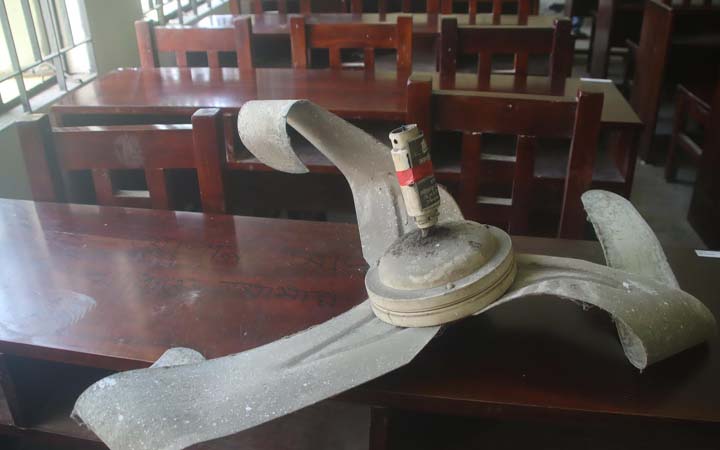 সিলিং ফ্যান পরে ইবি শিক্ষার্থী আহত: ইঞ্জিনিয়ার অফিসের অবহেলার অভিযোগ