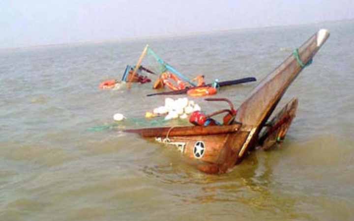 মহেশখালীতে মাছ ধরার ট্রলার ডুবে দুই জেলের মৃত্যু, নিখোঁজ ২