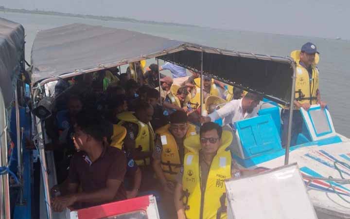 জেলেদের ধাওয়ায় ডুবল নৌ-পুলিশের স্পিডবোট, নিখোঁজ শটগান