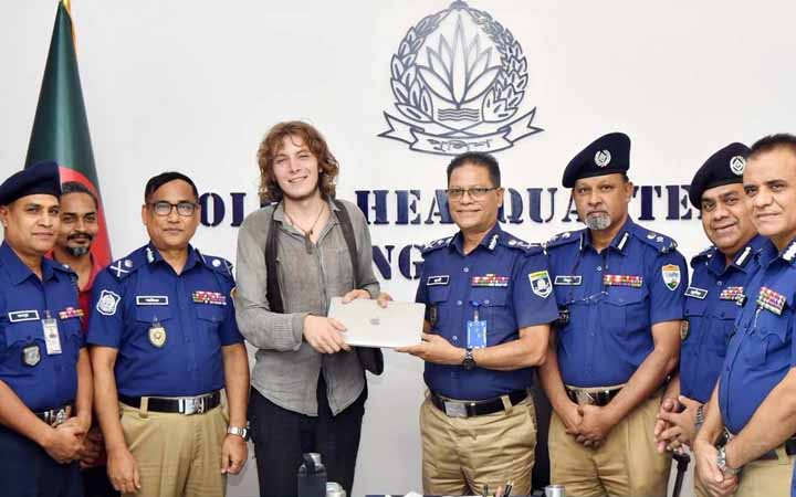 জার্মান পর্যটকের হারানো ম্যাকবুক উদ্ধার, পুরস্কৃত দুই পুলিশ সদস্য