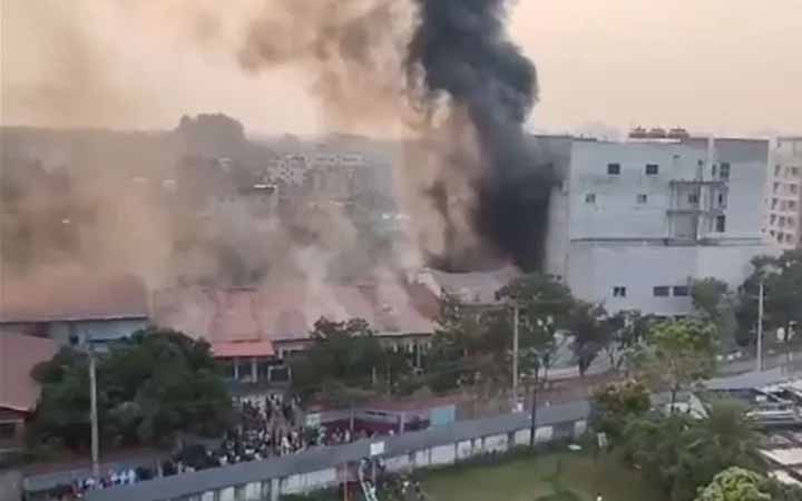 গাজীপুরে ওষুধ কারখানায় আগুন, নিয়ন্ত্রণে ৬ ইউনিট