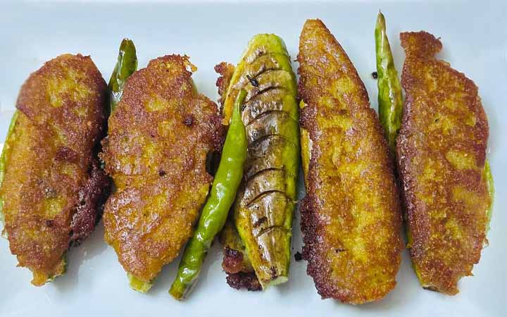 মসুর ডালে মচমচে পটল ভাজা