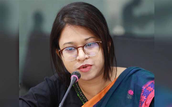 মধ্যরাতে মনিরা শারমিনের বিস্ফোরক স্ট্যাটাস