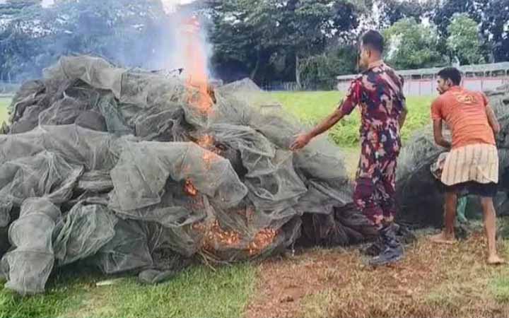 কুষ্টিয়ায় প্রায় ৬কোটি টাকার ভারতীয় অবৈধ জাল পোড়াল বিজিবি