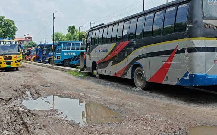 চাঁপাইনবাবগঞ্জে শ্রমিক সংগঠনের বিরোধে বাস-ট্রাক চলাচল বন্ধ