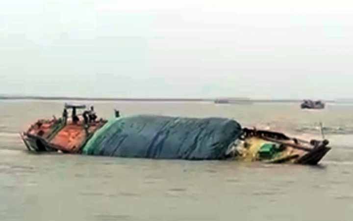 ৫ হাজার বস্তা ধানসহ মেঘনার ঘূর্ণি স্রোতে কার্গোডুবি