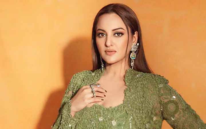 শিক্ষামন্ত্রীর পদত্যাগের পর কান ধরলেন সোনাক্ষী!