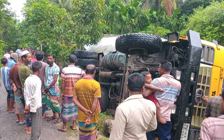 নড়াইলে ঘরের ওপর ট্রাক উল্টে পড়ে ঘুমন্ত স্কুলছাত্রী নিহত