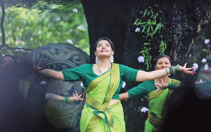 নাচের ছন্দে বর্ষা বরণ, চারুকলার বকুলতলায়