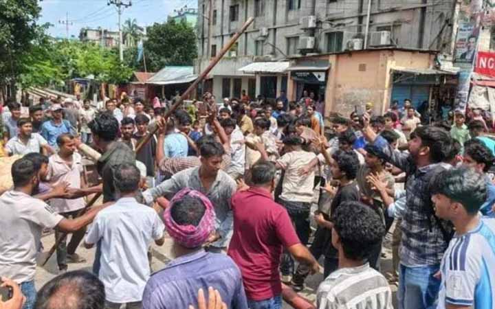শিক্ষার্থী-পরিবহণ শ্রমিক সংঘর্ষে আহত ১৬