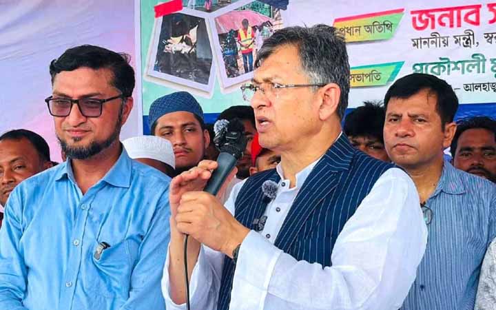 উপকূলীয় অঞ্চলে বেড়িবাঁধ নির্মাণ করবে সরকার: স্বরাষ্ট্রমন্ত্রী