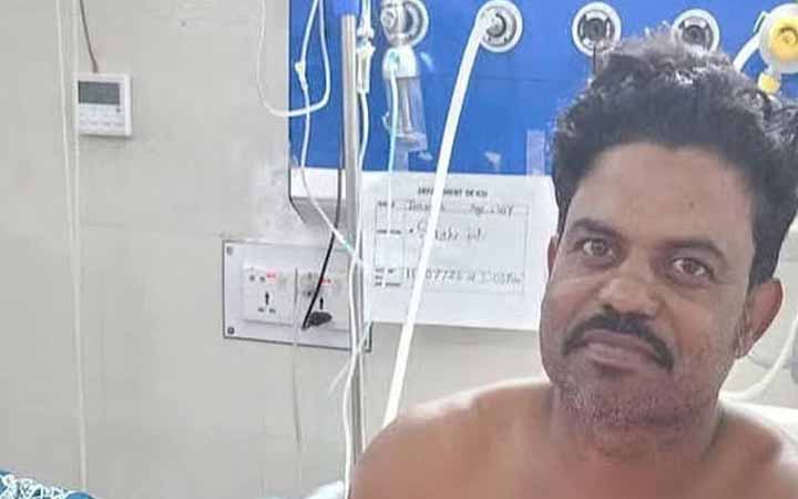 সাপের ‘বিষঝাড়া ওঝা’ নিজেই হাসপাতালে চিকিৎসা নিচ্ছেন